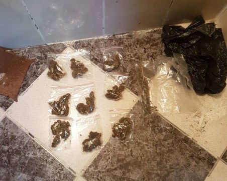 Двама са в ареста след акция на полицията, спипани са със солидно количество дрога СНИМКИ
