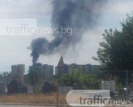 Гъсти черни облаци дим над Столипиново, виждат се чак от “Смирненски“ СНИМКИ