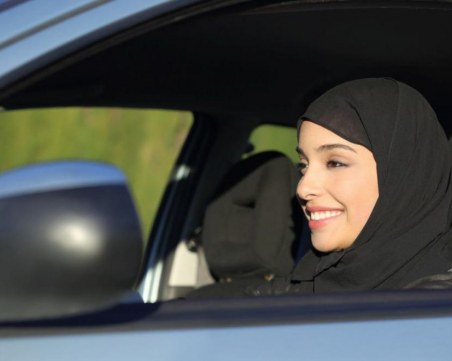 Историческо! Жени зад волана в Саудитска Арабия от днес