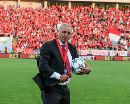 Стоичков изригна: Някакви животинки, птици и простотии...