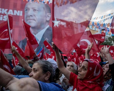 Важни избори в Турция днес - петима срещу Ердоган