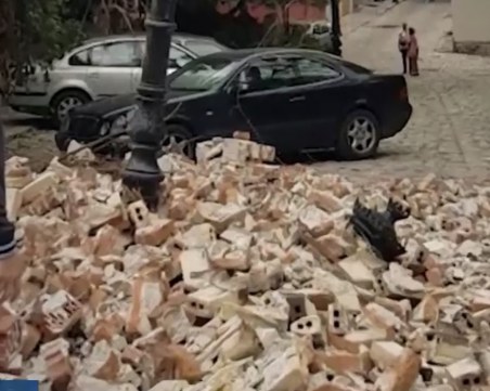 Вятърът събори 3-метрова стена в Стария Пловдив СНИМКИ