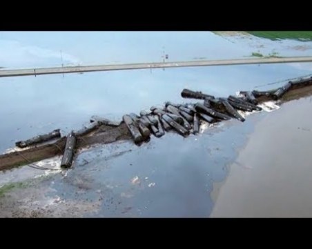 Влак дерайлира и изля тонове петрол в река ВИДЕО