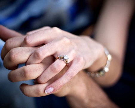 Защо носим сватбения пръстен на безименния пръст?