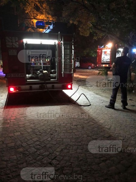 Две коли пламнаха в Кючука, пожарникари се борят с пламъците СНИМКИ