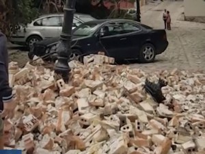 Вятърът събори 3-метрова стена в Стария Пловдив СНИМКИ