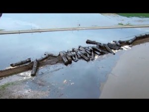 Влак дерайлира и изля тонове петрол в река ВИДЕО