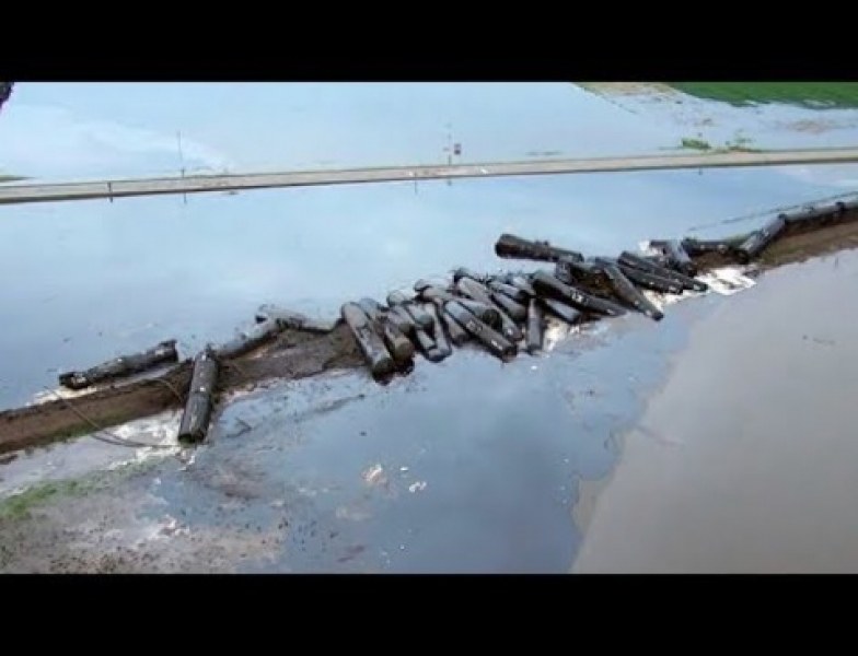 Влак дерайлира и изля тонове петрол в река ВИДЕО