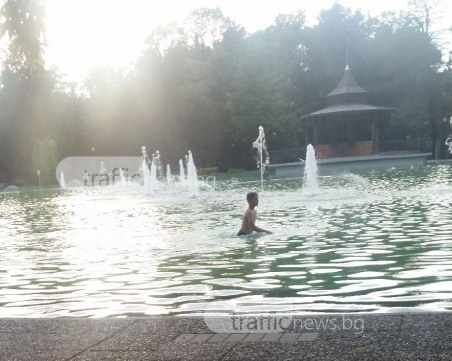 Пловдивските деца хванали цаката как да плуват в Пеещите фонтани безнаказано