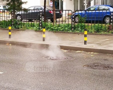 Аварията с шахта гейзер в центъра на Пловдив ограничава движението ВИДЕО и СНИМКИ