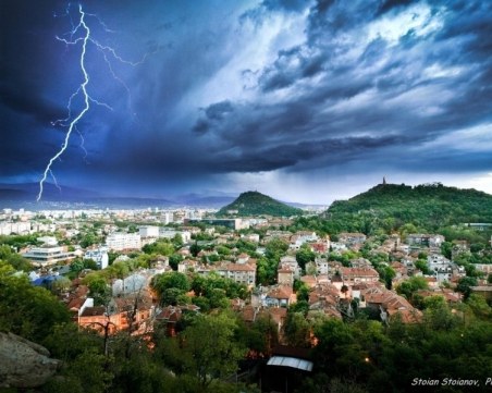 Гръмотевична буря и порои идват към Пловдив! Оранжев код за опасно време
