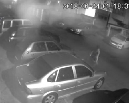 Мъж опита да открадне колата на жена, камера улови лицето му ВИДЕО