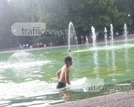 Момче превърна Пеещите фонтани в къпалня, само охраната не го видя СНИМКИ