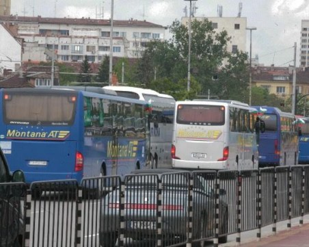 Протест на автобусните превозвачи затруднява движението в Пловдив ВИДЕО