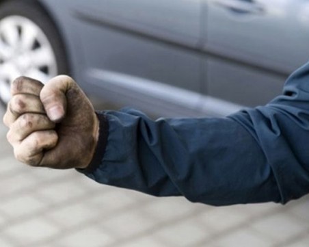 Скандал на паркинг в Пловдив! Пешеходец потроши кола, раздразнен от клаксон