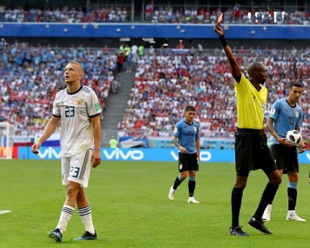 Уругвай приземи домакина Русия и е първи в групата