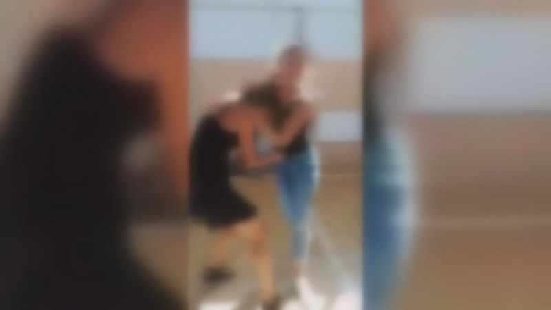 Две седмокласнички се хванаха за косите във физкултурния салон