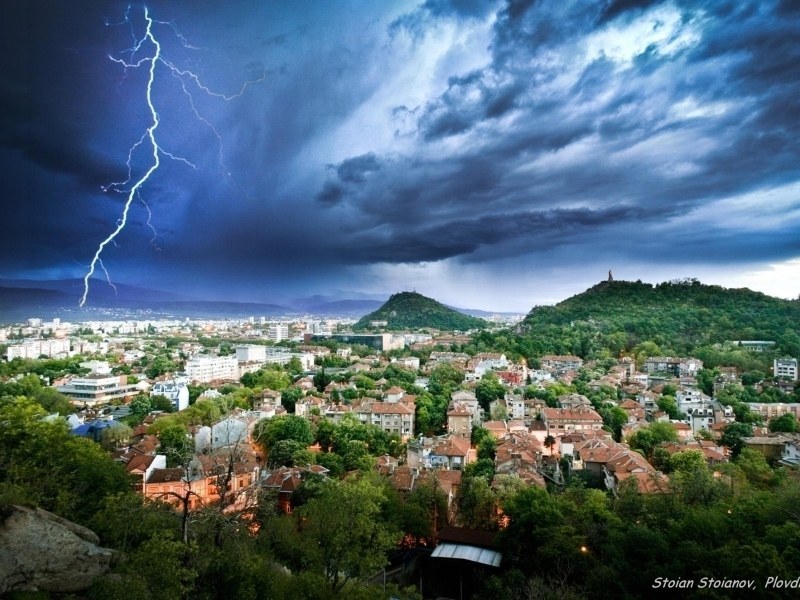 Гръмотевична буря и порои идват към Пловдив! Оранжев код за опасно време