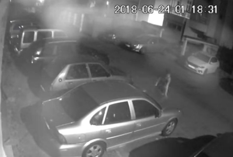 Мъж опита да открадне колата на жена, камера улови лицето му ВИДЕО