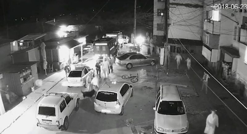 Охранителна камера запечатала мелето между полицаи и роми ВИДЕО