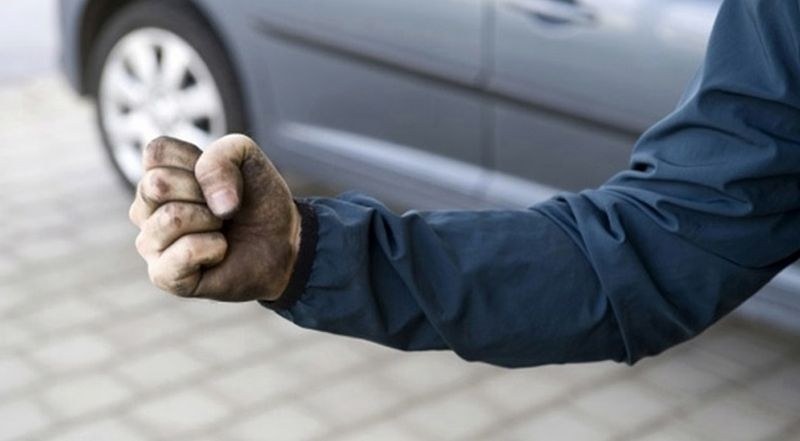 Скандал на паркинг в Пловдив! Пешеходец потроши кола, раздразнен от клаксон