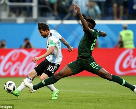 Аржентина се промъкна през иглени уши до осминафиналите