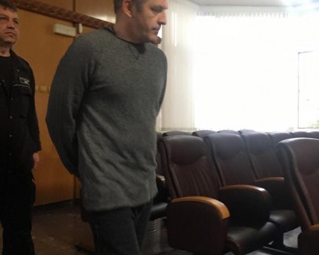 Бандит, издирван от Интерпол, призна пред съда, че го е страх да лети със самолет