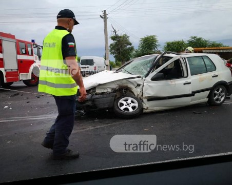 Двама души са в болница след мелето на Карловско шосе СНИМКИ и ВИДЕО