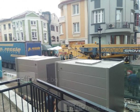 Кран блокира Капана, монтират ултрамодерните тоалетни СНИМКИ