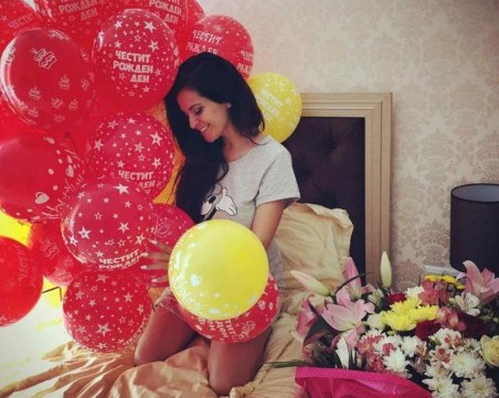 Преслава празнува рожден ден! Любимият й Павел я затрупа с цветя и балони