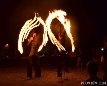 Зрелищно огнено шоу озари Джендема СНИМКИ