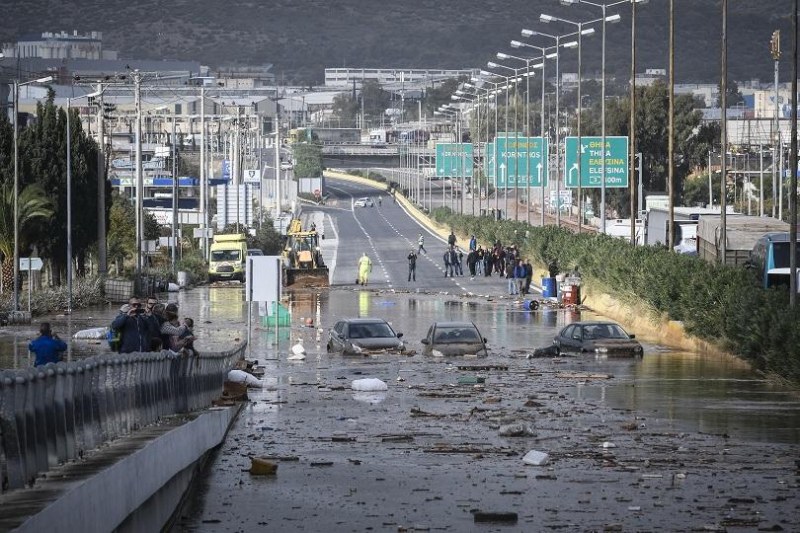 Паника заради трусове и бури в Гърция ВИДЕО