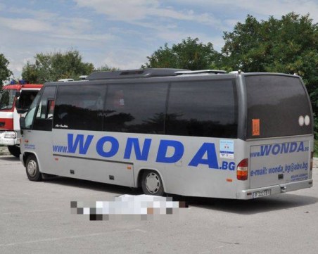 Автобус уби водача си на паркинг на Александровската гробница СНИМКИ