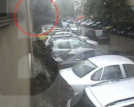 Като на филм: ВИДЕО показва как Петър бяга от районното в Пловдив