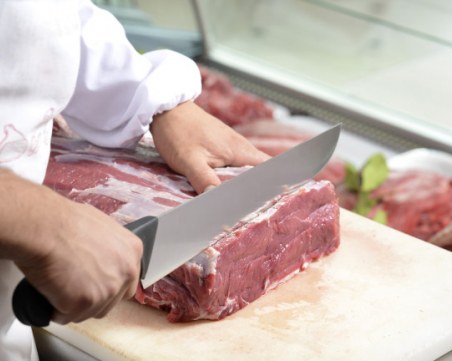 Френски месари писаха до правителството с молба да ги защити от войнствени вегани