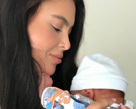 Лили Ангелова публикува мила снимка с едноседмичния си син