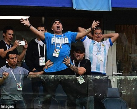 Марадона полудя от радост, задряма и размаха средни пръсти ВИДЕО И СНИМКИ