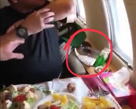 Марадона вдигна самолета с отрупана маса, текила и съмнително пликче ВИДЕО