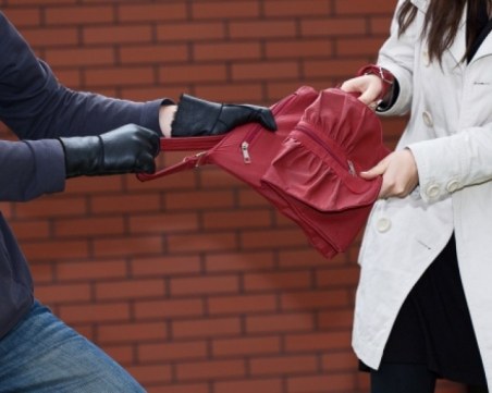 Млад пловдивчанин нападна и обра жена в центъра на града