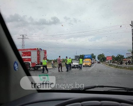 Нервак с БМВ замалко да помете полицаи край Пловдив