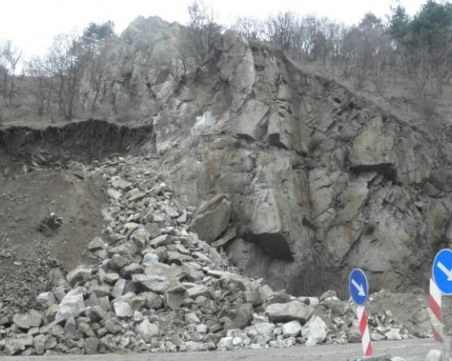 Внимание! Свлачища в Родопите, пропаднал банкет, паднали камъни, затворени пътища!