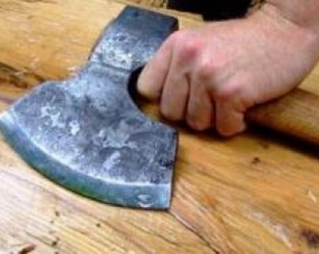 Пиян заби брадва в главата на свой авер! Мъжът е с опасност за живота в пловдивска болница