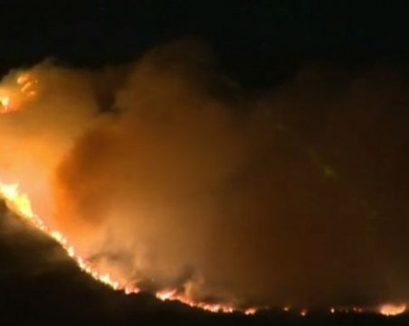 Повече от 30 жилища бяха евакуирани заради голям пожар край Голям Манчестър