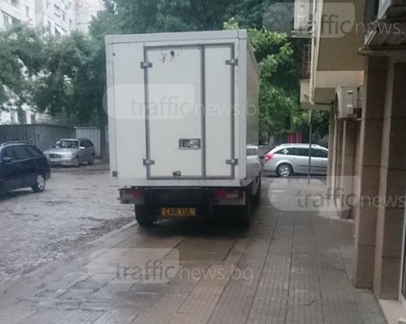 Да паркираш камиона си на чисто нов тротоар? В Кючука може! СНИМКА