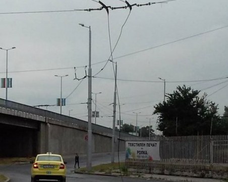 Тролейбусни жици паднаха на кръговото до Скобелева майка