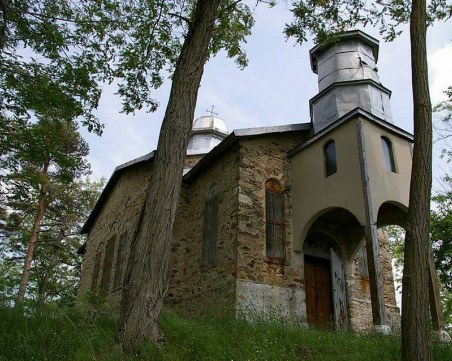 Вековна църква се нуждае от спешен ремонт! Пред срутване са камбанарията и купола й СНИМКИ