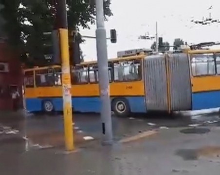 Жена пострада след удар между тролей и автобус в София