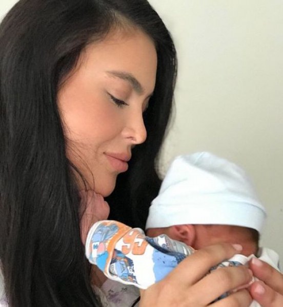 Лили Ангелова публикува мила снимка с едноседмичния си син