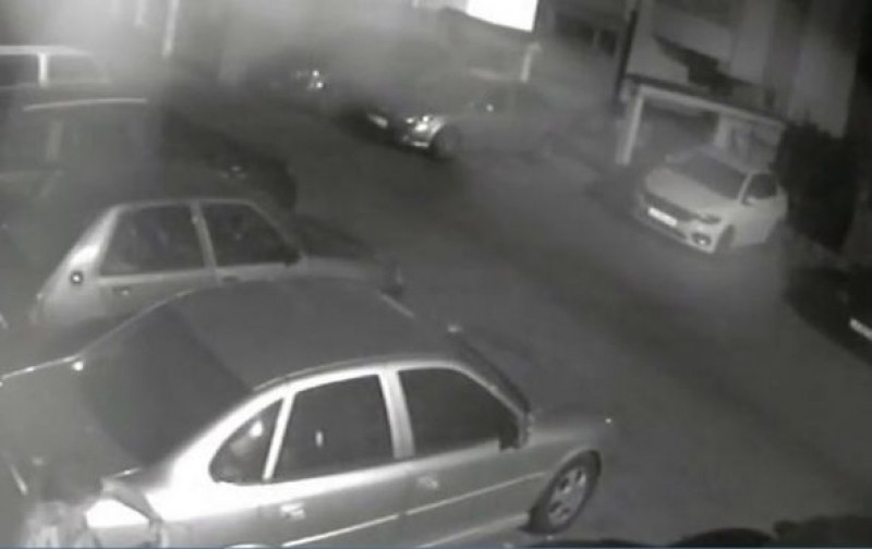 Непълнолетен задигна акумулатор от автомобил, камери го хванаха в крачка