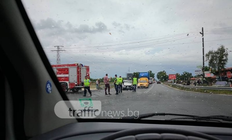 Нервак с БМВ замалко да помете полицаи край Пловдив